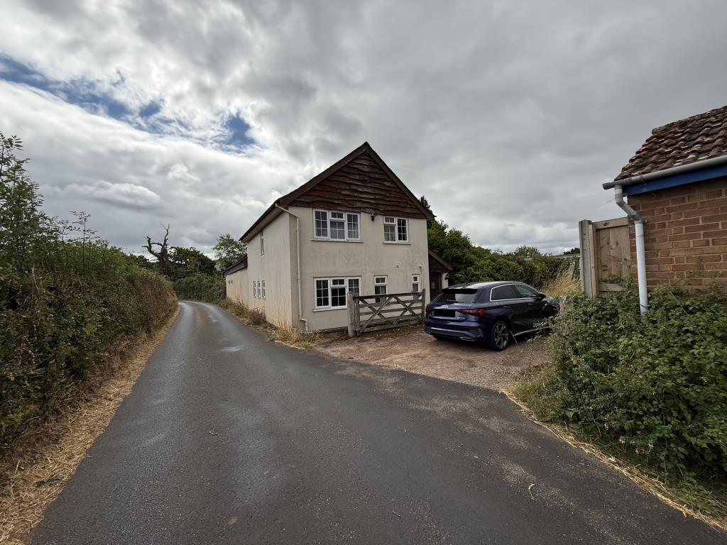 Lot: 77 - FOUR-BEDROOM COTTAGE REQUIRING MODERNISATION - Rear of the property and parking